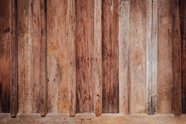 各种木材的表面布置成背景板。图片下载