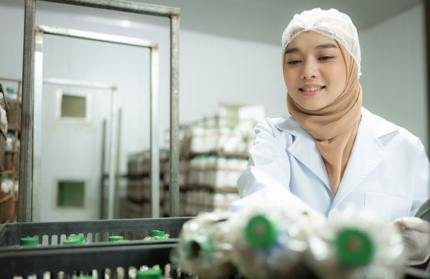 年轻的亚洲穆斯林女科学家在蘑菇工厂做研究，在无菌温控的房间里检查蘑菇发酵剂。图片下载