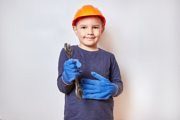 帅气的小男孩拿着扳手。图片下载