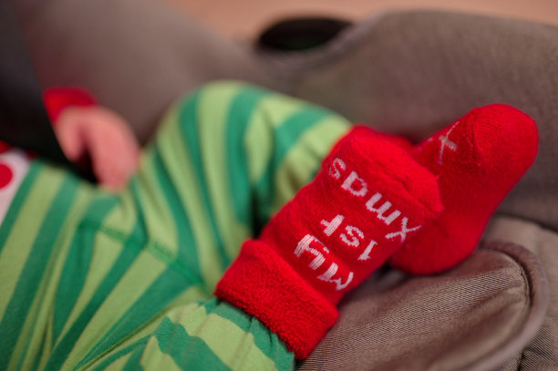 刚出生的男孩穿着圣诞老人的衣服图片下载