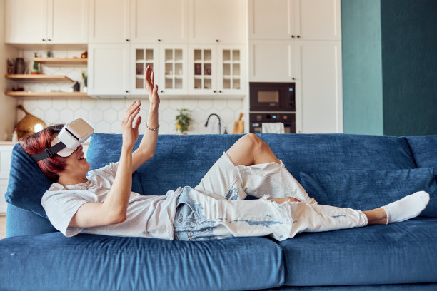 快乐的亚洲人在他的公寓里戴着VR头戴设备玩电子游戏图片下载