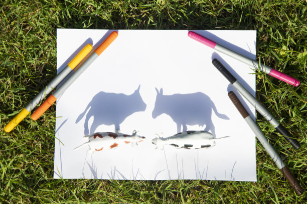 对比的阴影从玩具人物的牛图片下载