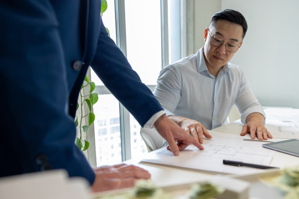 建筑师，团队合作和规划蓝图与讨论，建设目标或愿景。图片下载