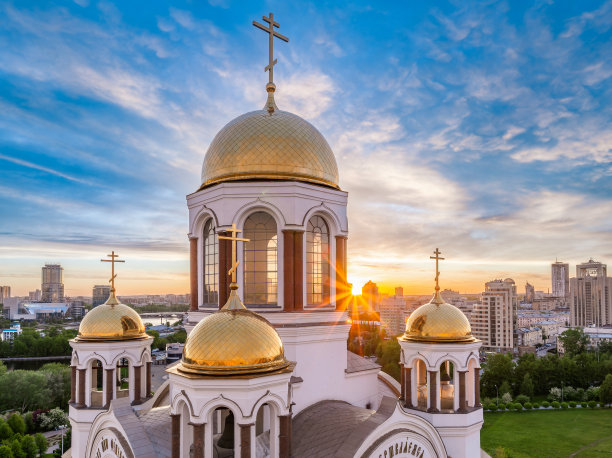 夏天叶卡捷琳堡和血上的神庙在美丽清澈的日落。俄罗斯叶卡捷琳堡鸟瞰图。殿上的经文翻译:对耶和华诚实是他圣徒的死。图片下载