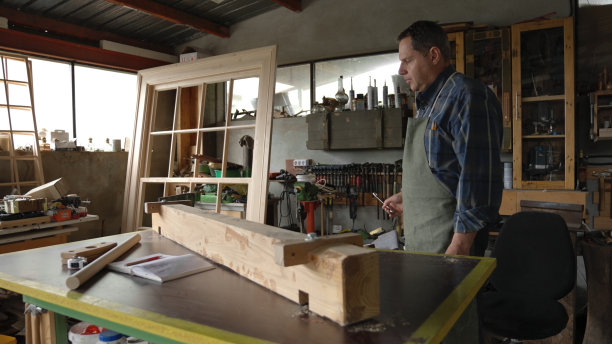 木匠在他的车间工作。小企业主。图片下载