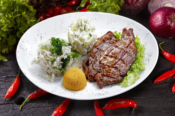 牛排配土豆和米饭，单独的白色背景图片下载