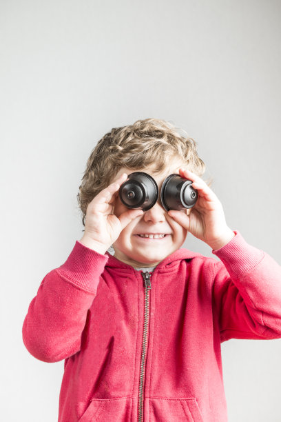 小孩在玩咖啡胶囊图片下载