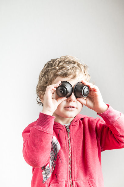 小孩在玩咖啡胶囊图片下载