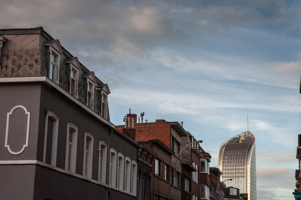 列日市中心的典型街道，有住宅建筑和摩天大楼Tour Paradis，或Tour des Finances，背景是商业高层办公大楼。图片下载