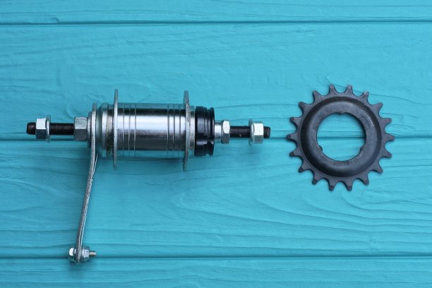 两个自行车部件从一个轮毂的后轮和一个黑色链轮图片下载