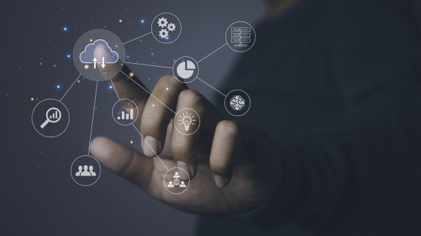 商人使用笔记本电脑与云计算技术互联网存储网络。图片下载