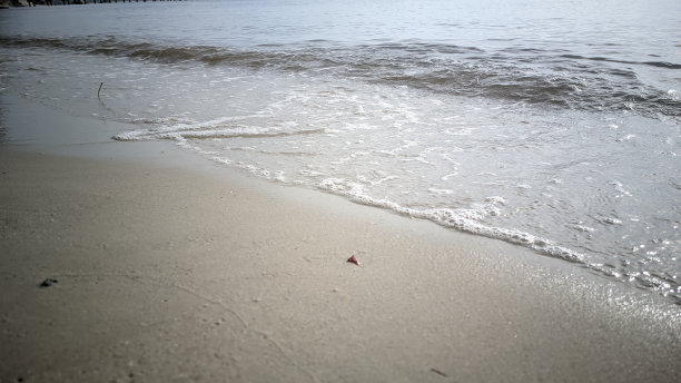沙滩上的水波慢慢地覆盖在沙滩上，形成一种审美效果图片下载