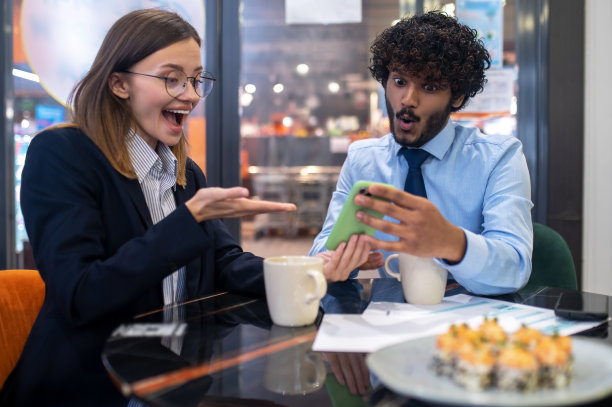 两个同事在午餐时讨论项目细节图片下载