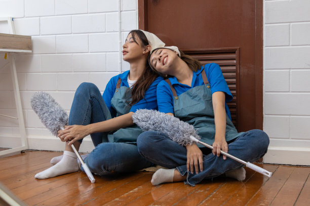 年轻的女仆把屋子里的脏东西打扫得筋疲力尽。清洁带来的压力，清洁工作带来的压力和倦怠图片下载