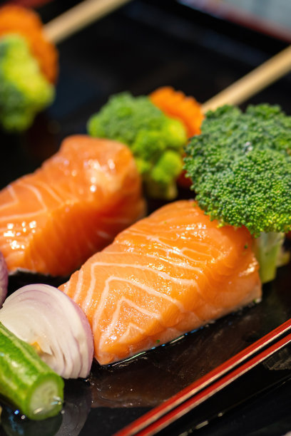 三文鱼肉烧烤餐。图片下载