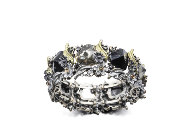 旧手镯首饰有银白色的背景，微距照片，有路径图片下载