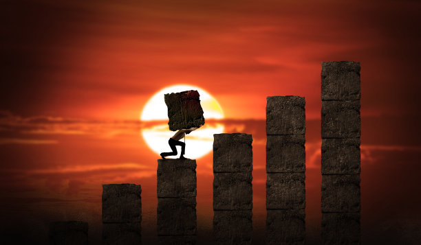 一个商人扛着一块大石头，为了建立自己的成长和事业。日落时分，疲惫的男人举着重物。增长图阶梯，业务步骤和水平的概念图片下载