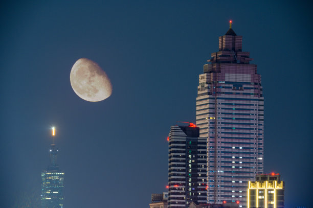 计算机视觉合成的月球和城市建筑。图片下载