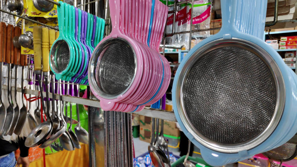 廉价的塑料家居用品在市场上出售图片下载