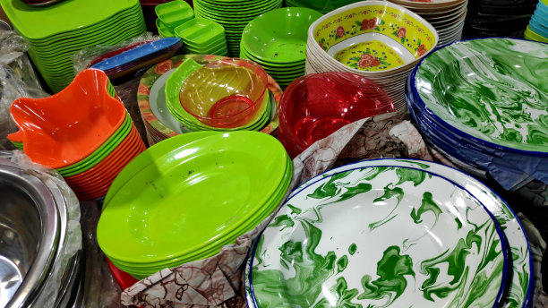 廉价的塑料家居用品在市场上出售图片下载
