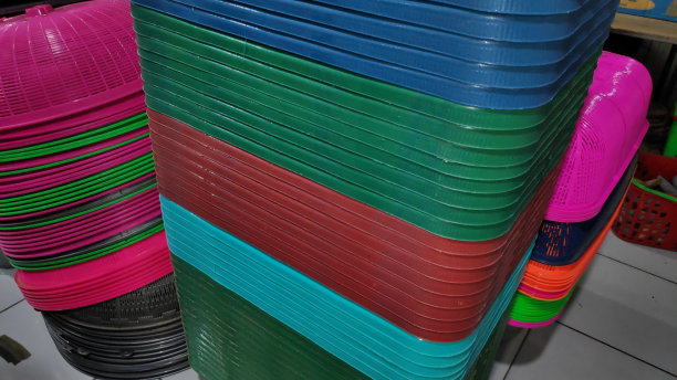 廉价的塑料家居用品在市场上出售图片下载