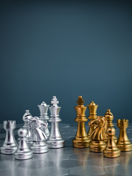 一套金银棋子元素，国王，王后车，主教，骑士，卒站在六边形棋盘上蓝色的背景。竞赛、游戏、战争、仿真和规划概念。图片下载