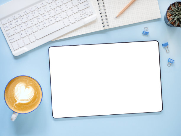 平板电脑和咖啡杯的空白屏幕，仙人掌，笔记本，铅笔，键盘在蓝色的工作场所。图片下载