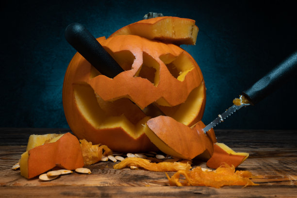 万圣节雕刻南瓜和雕刻工具集，为南瓜灯的脸剪出来。图片下载