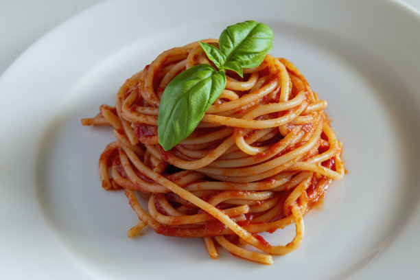 配意大利面、番茄和罗勒图片下载