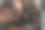 穿着迷彩服的男子坐在白色工作室背景的扶手椅上，用手摸着自己的头，他是一名患有创伤后应激障碍的士兵，服完兵役回到家中图片下载