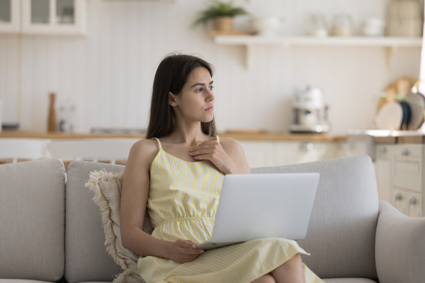 有思想的年轻漂亮的自由职业者在家工作图片下载