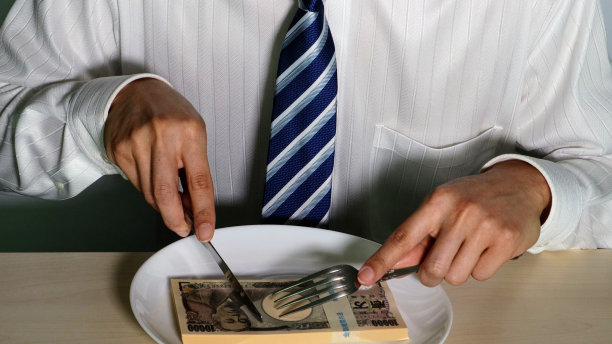 一个商人享受奢华大餐的画面图片下载