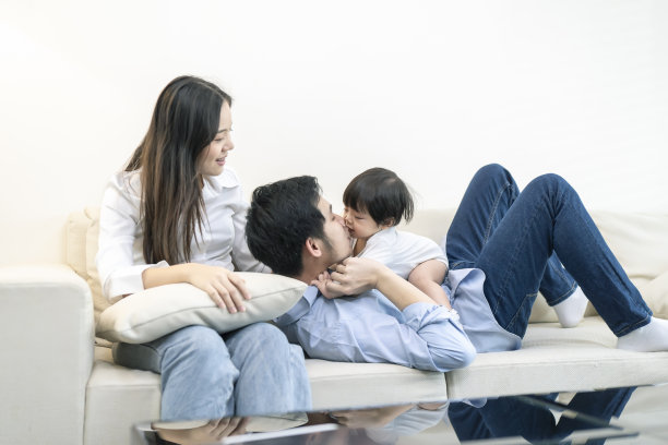 亚洲父母和孩子在家里玩。家庭的概念。图片下载