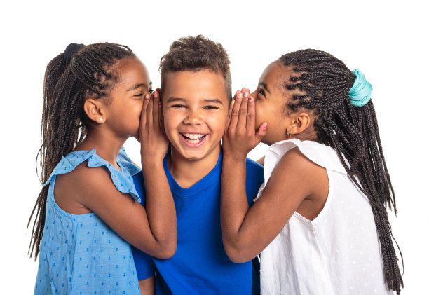 幸福的三个黑孩子的肖像，白色的背景给予秘密图片下载