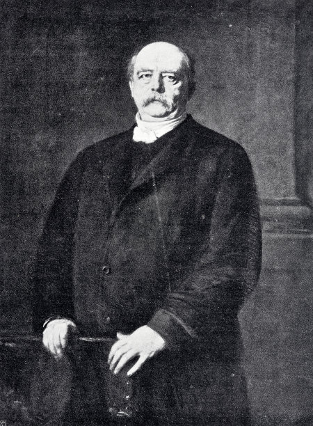 奥托·冯·俾斯麦站在椅子上，双手放在椅背上图片下载