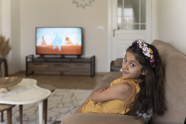 女孩正在看动画片图片下载