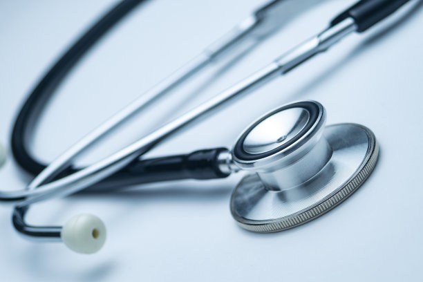 医生桌上听诊器的特写。健康保险和医疗理念。图片下载