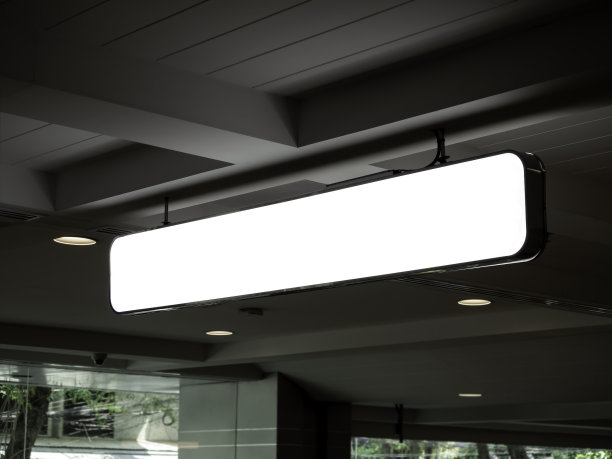 悬挂灯箱，留白。空招牌灯箱用于广告或定向标志，室内。招牌板用黑色框架悬挂在天花板上，白色坚固的结构在黑暗的建筑中。图片下载