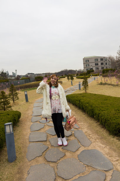 一名年轻女子在韩国大岘洞女子大学摆姿势图片下载