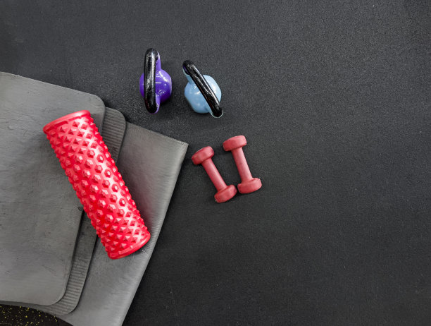 健身中心设有健身房及健身器材图片下载