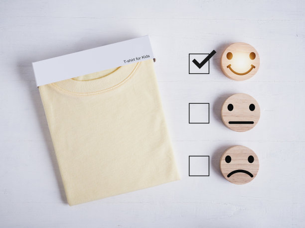 回顾黄色t恤的孩子在白色木桌。笑脸图标显示客户满意。顾客服务评价、体验、反馈和满意度调查的概念。图片下载