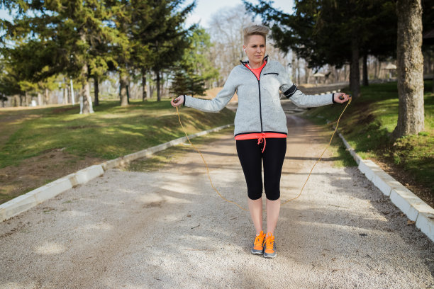 在公园跳绳的年轻女子图片下载