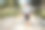 在公园跳绳的年轻女子图片下载