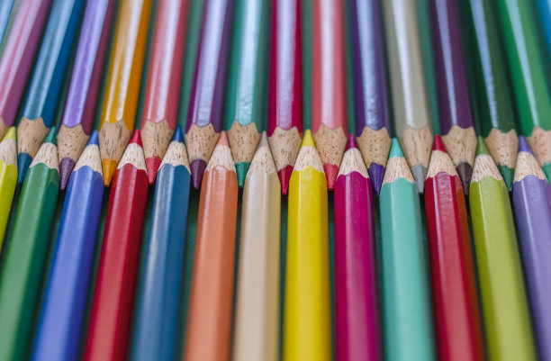 彩色铅笔排成一排图片下载