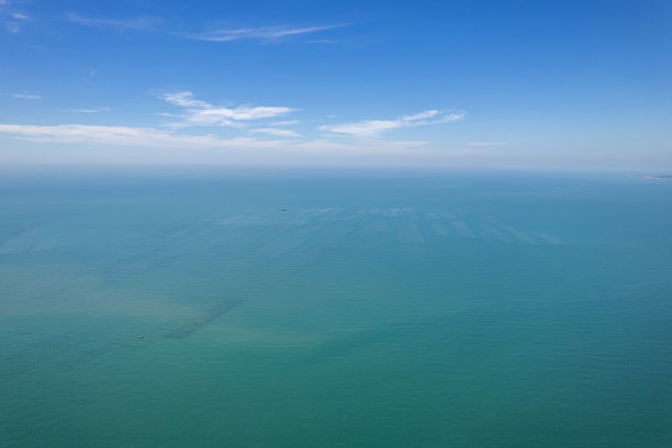 阳光明媚的日子里，清澈海水上的渔场图片下载