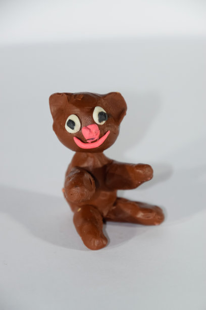 橡皮熊。白色背景的橡皮泥玩具。图片下载