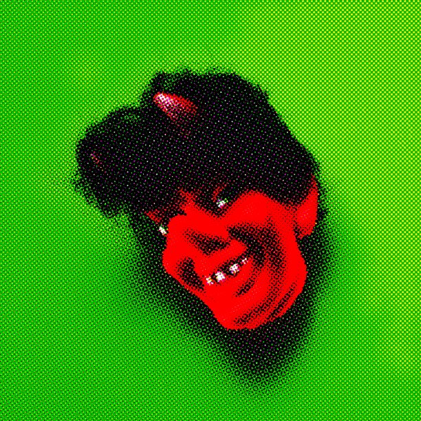 微笑的红色魔鬼与黑色的头发图片下载