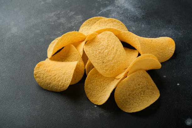 土豆corrugatedchips。快餐。脆薯片陶瓷黑色碗与酸奶油酱和洋葱在木制站立在旧的黑色混凝土背景。美国传统。热烧烤。俯视图图片下载