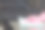 妇女用蓝色的干抹布戴上粉红色的橡胶防护手套，擦拭厨房烤箱内的玻璃门表面。特写镜头。定期清理。图片下载