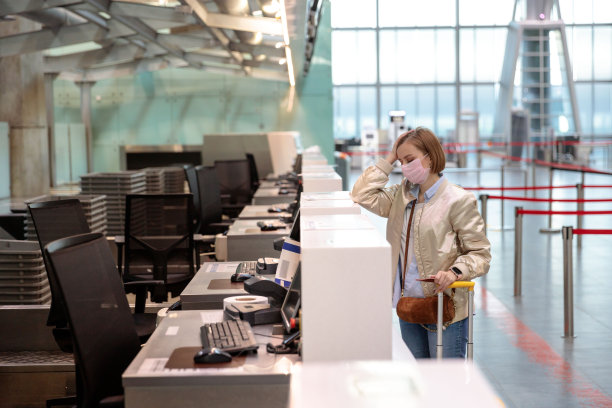戴面具的女人站在接待处图片下载
